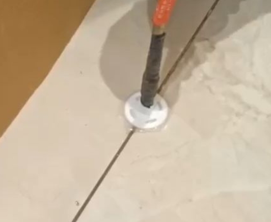 察布查尔锡伯瓷砖空鼓维修公司专业解答瓷砖在铺贴过程中，如果没有涂抹均匀到位的粘结材料（如水泥砂浆或瓷砖胶），可能会导致以下问题