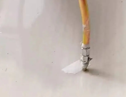 察布查尔锡伯瓷砖空鼓维修公司专业解答在瓷砖铺贴过程中，如果使用的砂料过粗（如全部使用了粗砂），可能会导致以下问题